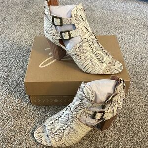 Zodiac snake skin heels 7.5